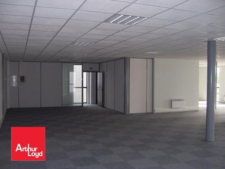 Office in Nogent-le-Phaye for lease - Interior Photo - Image 2 of 2