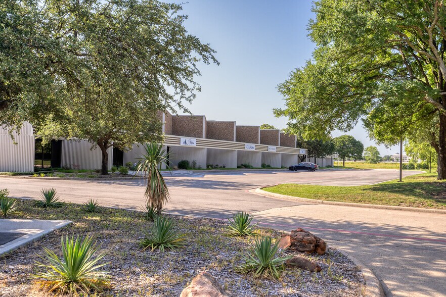 8302-8328 Sterling St, Irving, TX à louer - Photo du bâtiment - Image 2 de 11