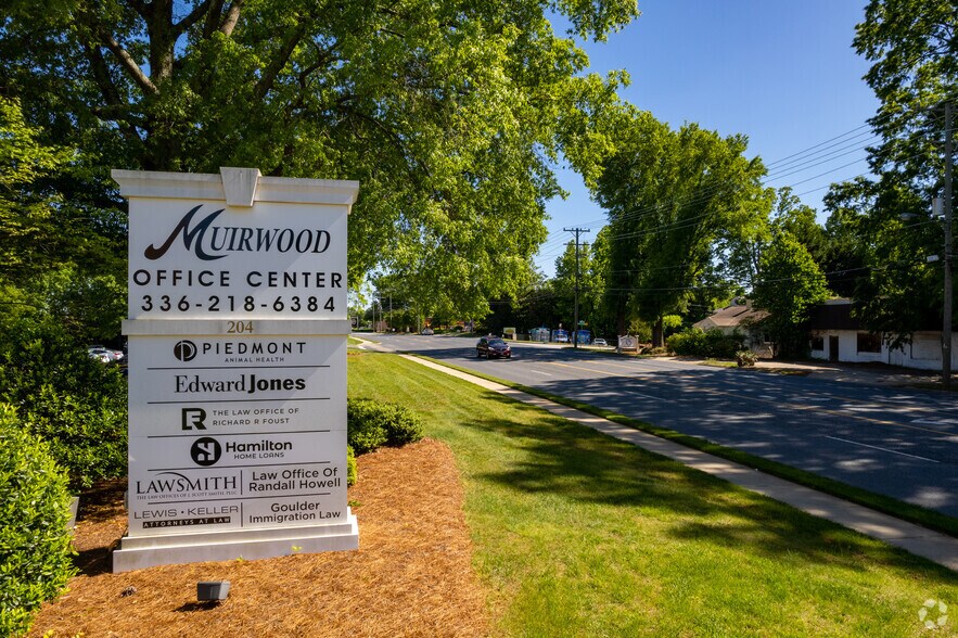 204 Muirs Chapel Rd, Greensboro, NC à louer - Photo du bâtiment - Image 3 de 27