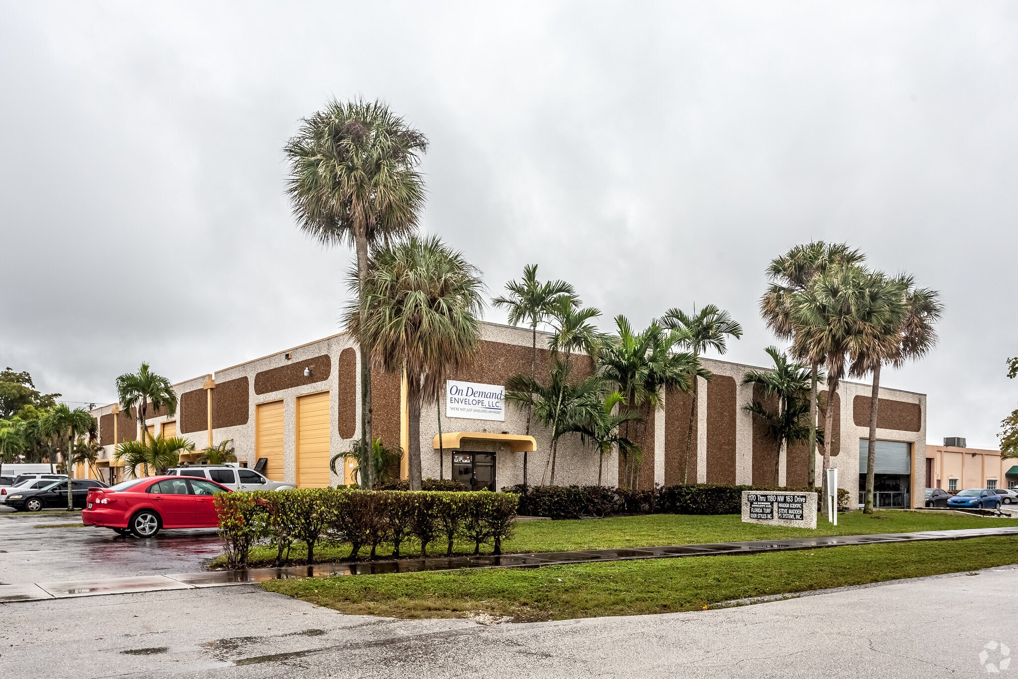 1170-1180 NW 163rd Dr, Miami, FL à louer Photo du bâtiment- Image 1 de 4