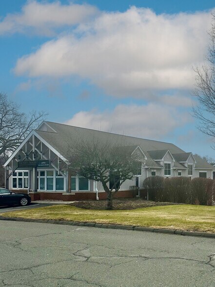 120 Simsbury Rd, Avon, CT à louer - Photo du bâtiment - Image 2 de 9
