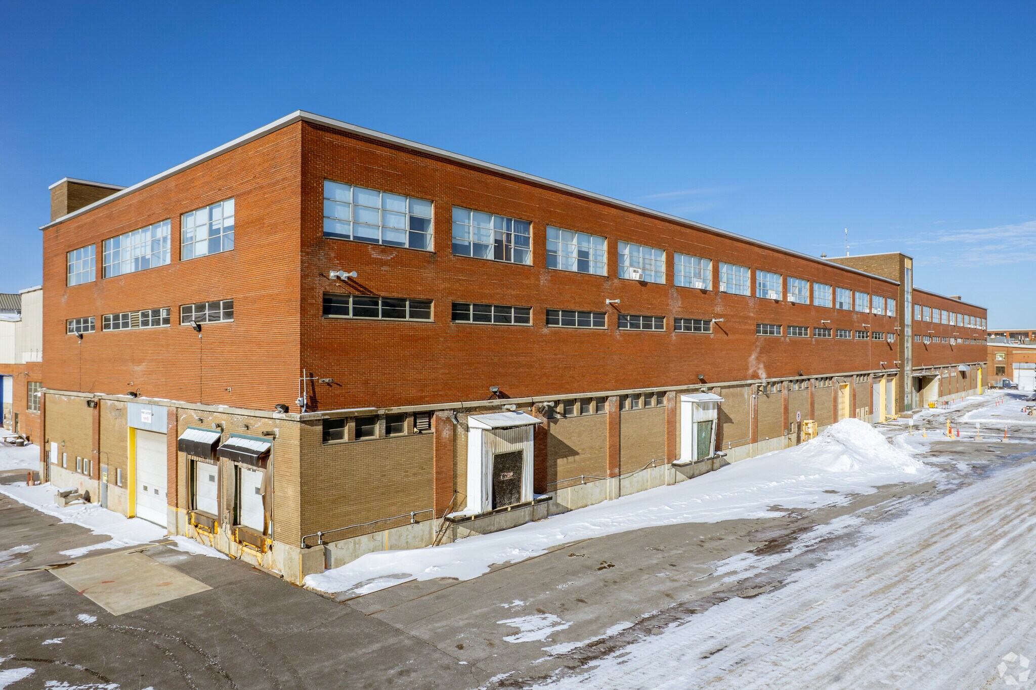 300 Rue de la Berge-du-Canal, Montréal, QC for lease Primary Photo- Image 1 of 7