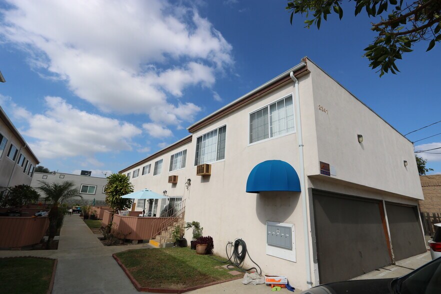 2331 Walnut Ave, Signal Hill, CA à vendre - Photo du bâtiment - Image 3 de 8