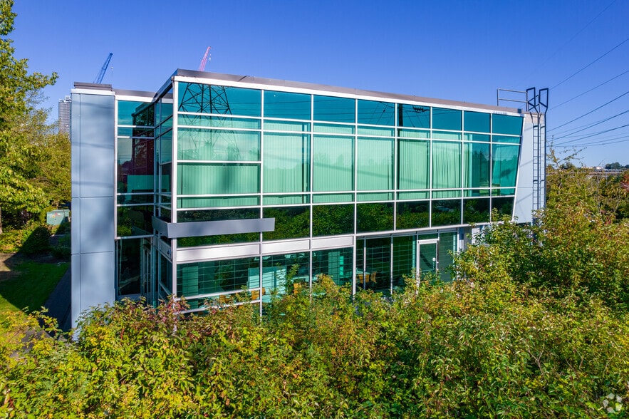 3991 Henning Dr, Burnaby, BC à louer - Photo du bâtiment - Image 3 de 4