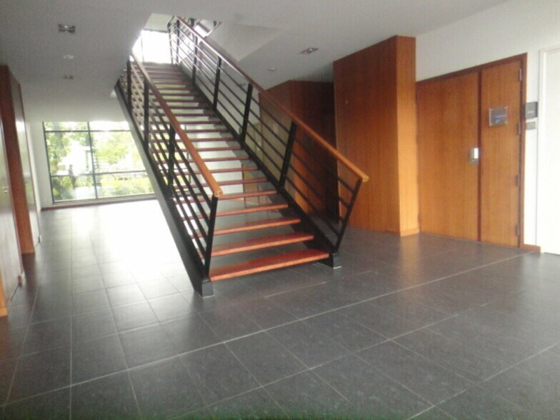 Office in Limonest for lease - Lobby - Image 2 of 8