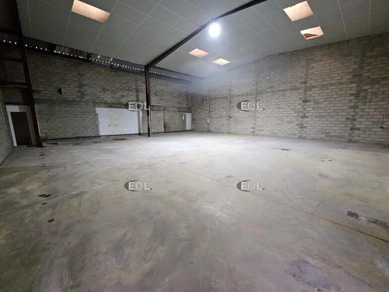 Flex in Crosne for lease - Interior Photo - Image 2 of 4