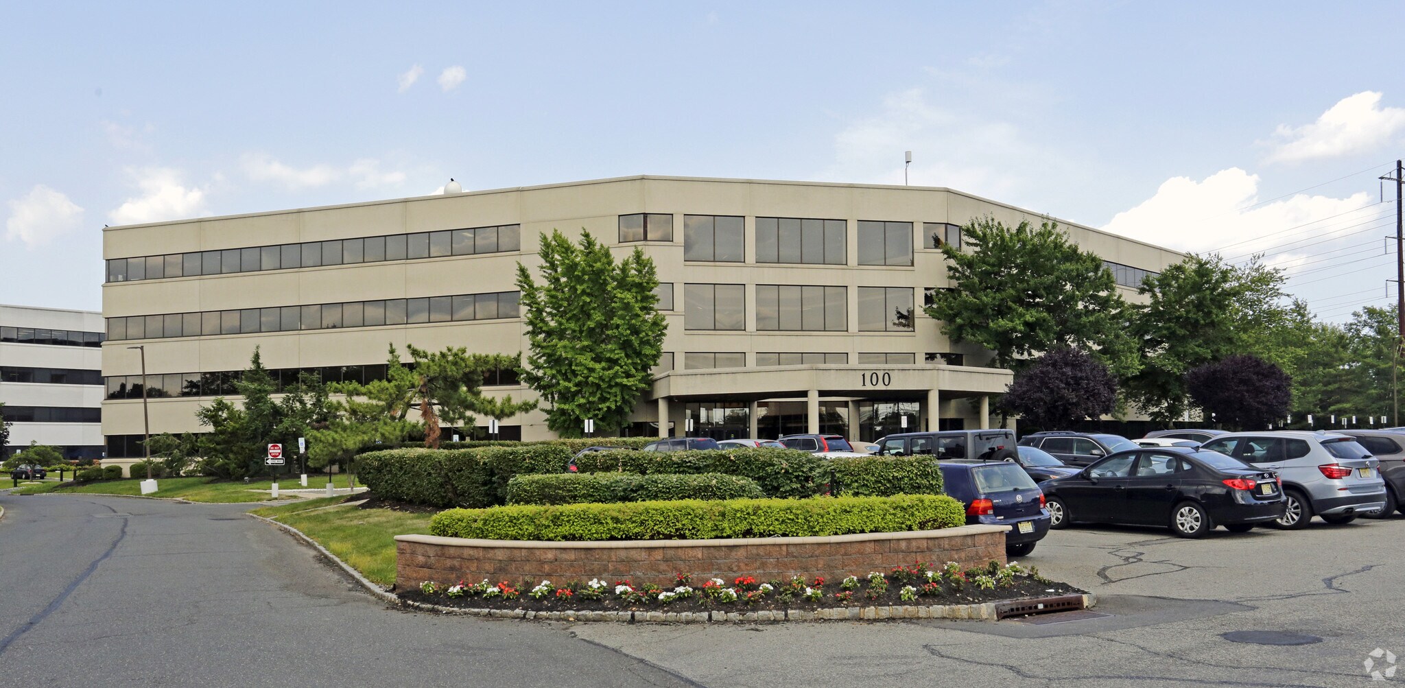 100 Metroplex Dr, Edison, NJ à louer Photo du bâtiment- Image 1 de 7