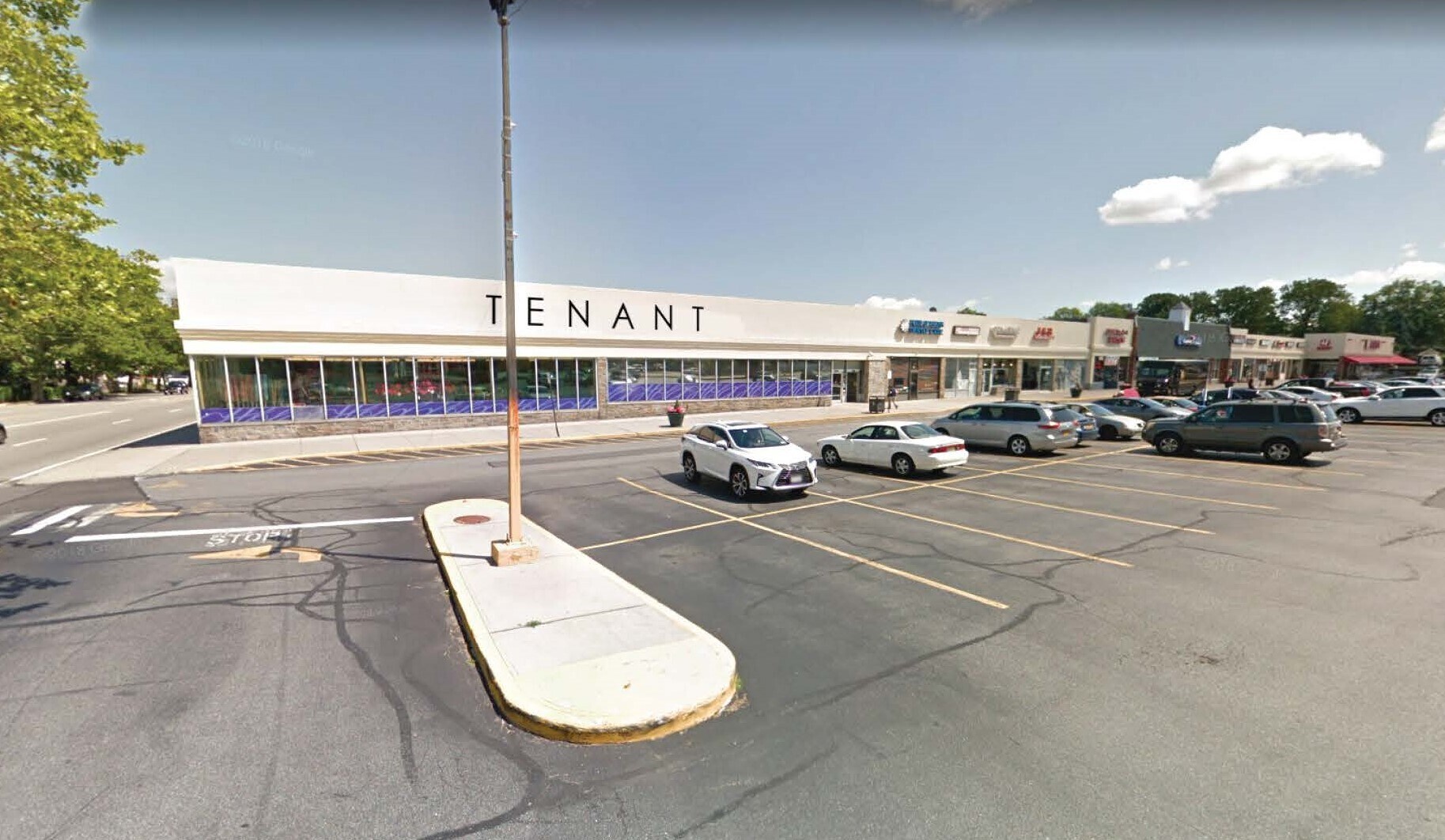 400 Hillside Ave, New Hyde Park, NY à louer Photo du bâtiment- Image 1 de 7