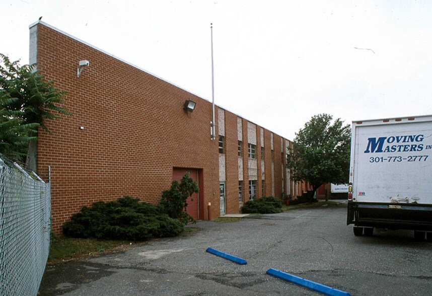 4990 Frolich Ln, Hyattsville, MD à vendre - Photo du bâtiment - Image 3 de 4