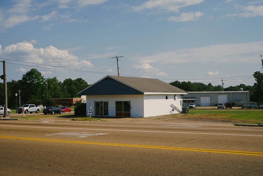150 E Northside Dr, Clinton, MS for sale - Building Photo - Image 3 of 9