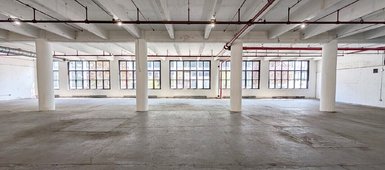 47-32 Austell Pl, Long Island City, NY for lease Primary Photo- Image 1 of 9