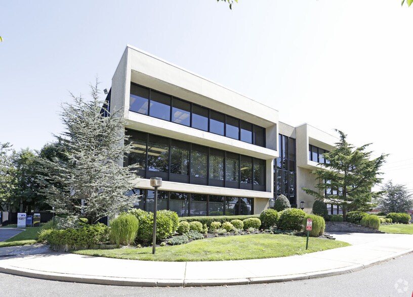 100 Broadhollow Rd, Farmingdale, NY à louer - Photo du bâtiment - Image 3 de 13