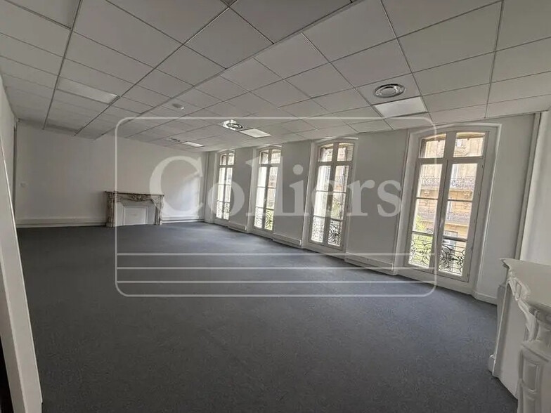 Office in Marseille for lease - Building Photo - Image 2 of 11