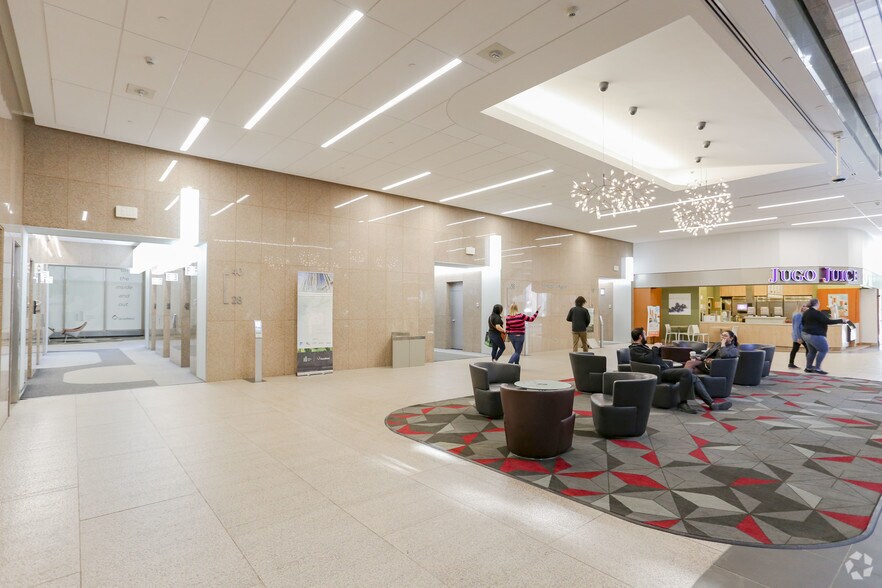 700 9th Ave SW, Calgary, AB à louer - Hall d’entrée - Image 2 de 16