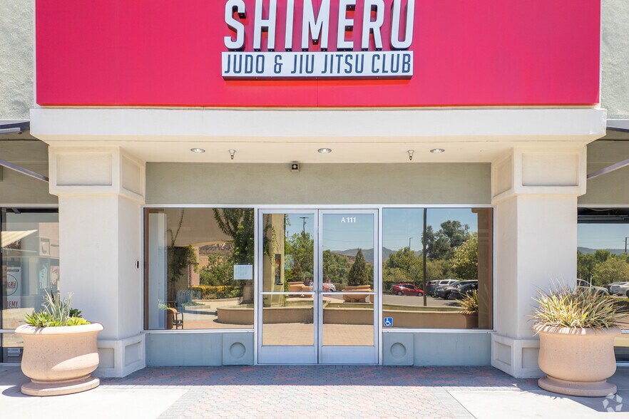 17600 Collier Ave, Lake Elsinore, CA à vendre - Photo du bâtiment - Image 3 de 4