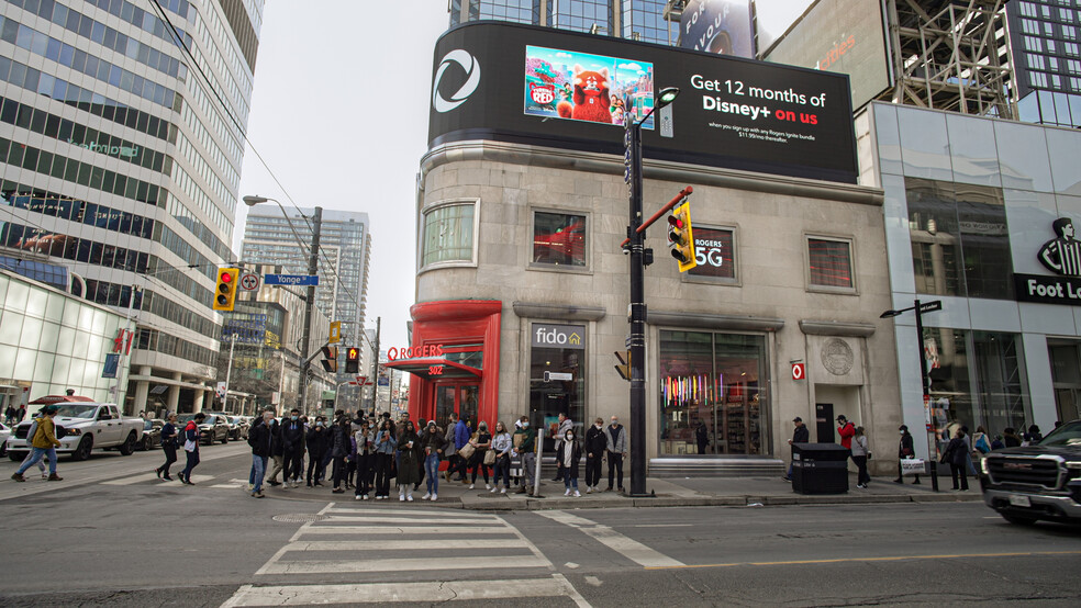 302 Yonge St, Toronto, ON à louer - Photo du b timent - Image 2 de 3