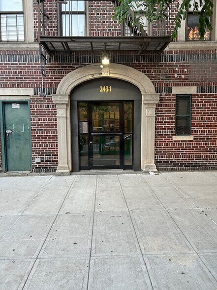 2431 Crotona Ave, Bronx, NY à vendre - Photo du bâtiment - Image 1 de 10