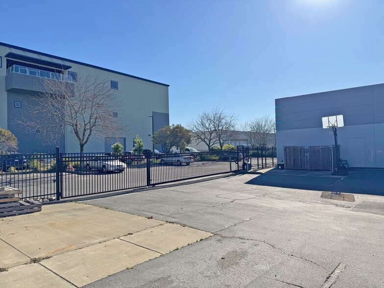 5550 Skylane Blvd, Santa Rosa, CA for lease - Building Photo - Image 2 of 6