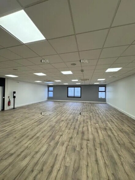 Flex in Champigny-sur-Marne for lease - Interior Photo - Image 2 of 26