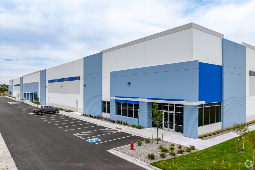 Point Central Business Park portefeuille de 2 propriétés à vendre sur LoopNet.ca - Photo du bâtiment - Image 2 de 27