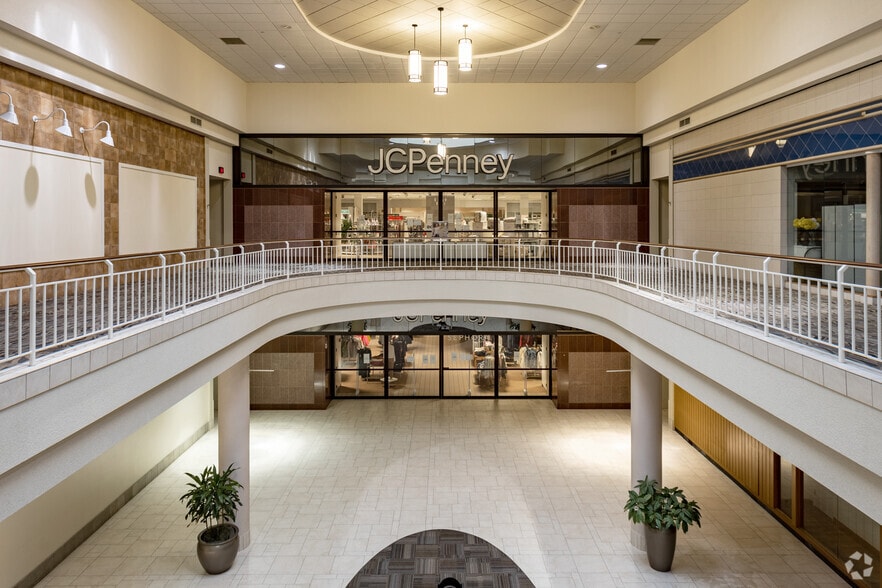 1801 SW Wanamaker Rd, Topeka, KS for lease - Interior Photo - Image 2 of 45