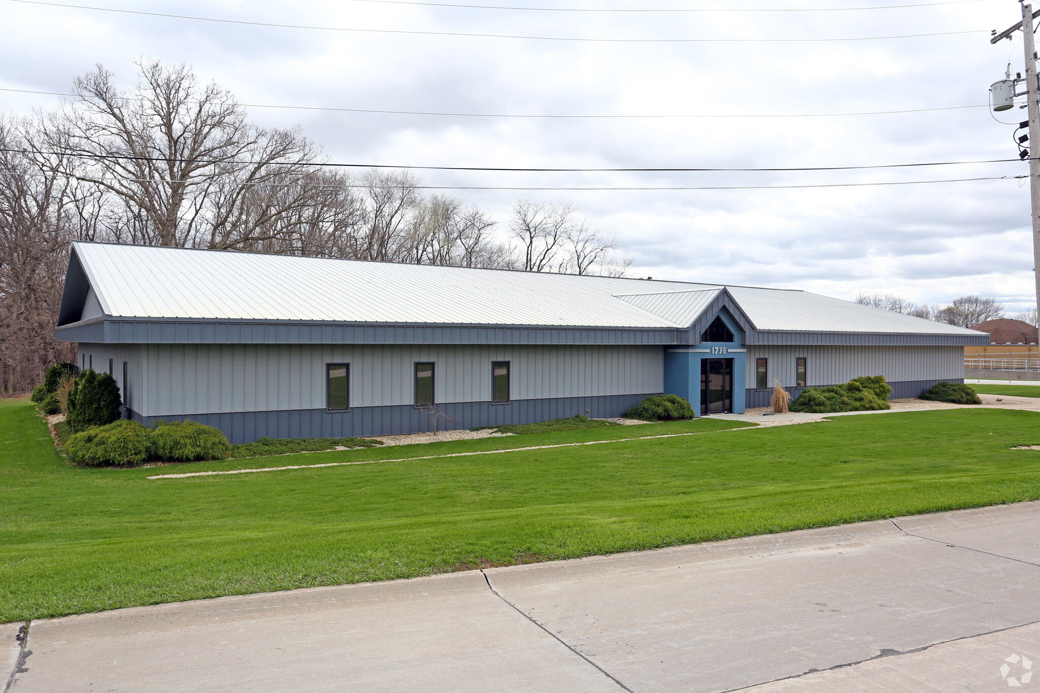 1798 Iowa Dr, Le Claire, IA for sale Primary Photo- Image 1 of 1