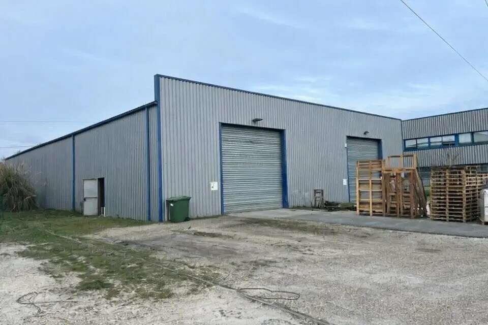 Flex in Carbon-Blanc for lease Building Photo- Image 1 of 5