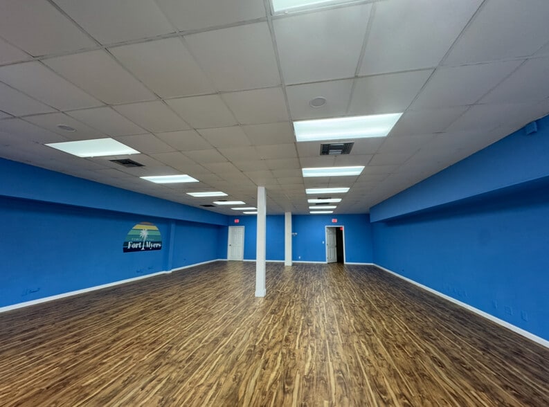 7050 Winkler Rd, Fort Myers, FL for lease - Interior Photo - Image 3 of 36