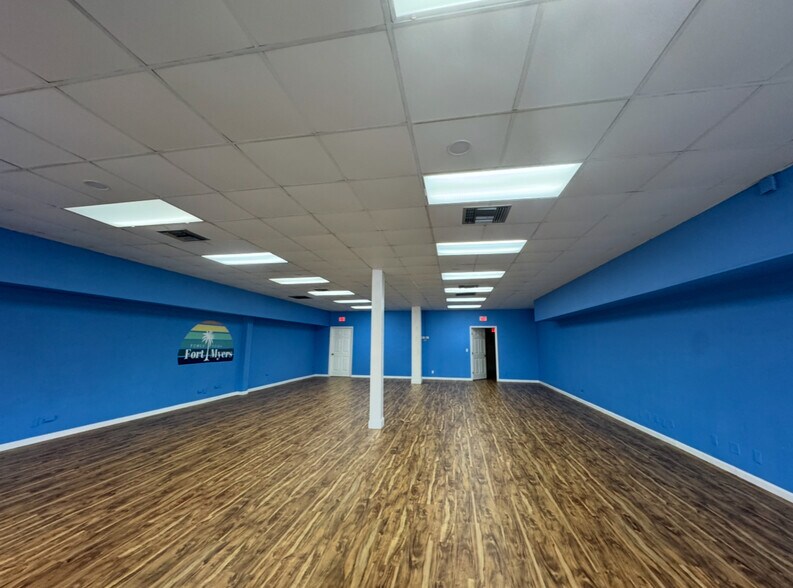 7050 Winkler Rd, Fort Myers, FL à louer - Photo intérieure - Image 3 de 36