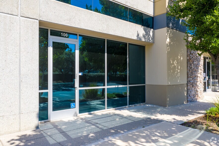 8351 Rochester Ave, Rancho Cucamonga, CA à louer - Photo du bâtiment - Image 3 de 4