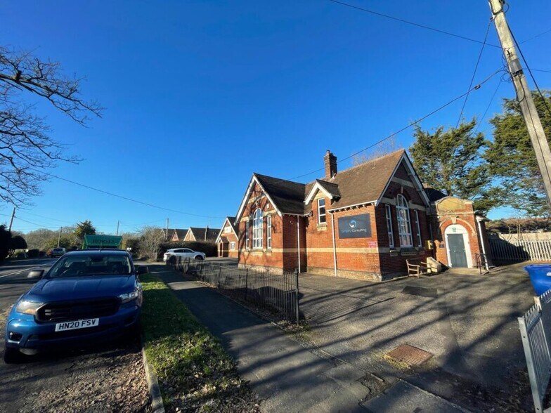 Southampton Rd, Cadnam à louer - Photo du bâtiment - Image 3 de 3