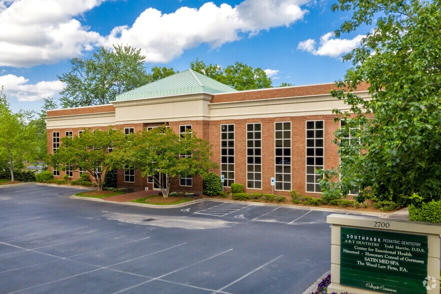 2700 Coltsgate Rd, Charlotte, NC à louer - Photo du bâtiment - Image 2 de 7