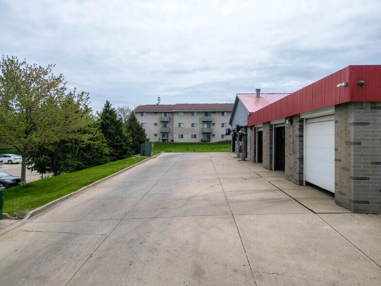 875 Sherrylynn Blvd, Pleasant Hill, IA à vendre - Photo du bâtiment - Image 2 de 31