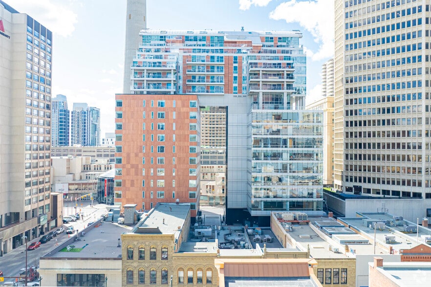 110 9 Av SW, Calgary, AB à louer - Photo du bâtiment - Image 2 de 5