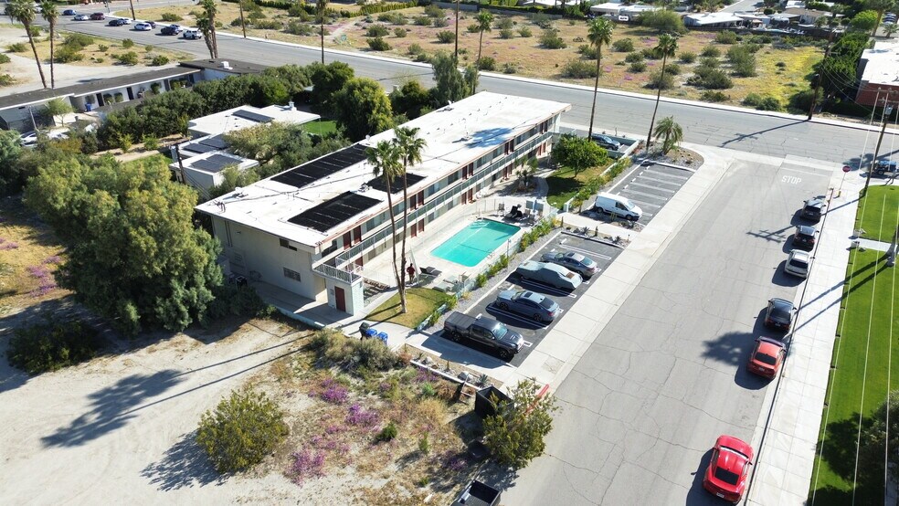 2303 N Indian Canyon Dr, Palm Springs, CA à vendre - Photo du bâtiment - Image 3 de 17