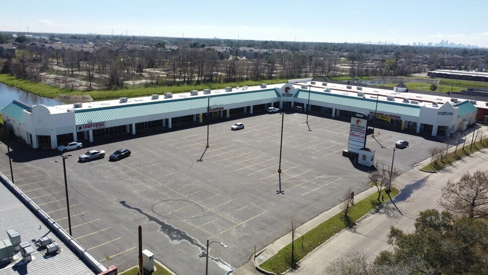 9820 Lake Forest Blvd, New Orleans, LA for lease - Building Photo - Image 1 of 5