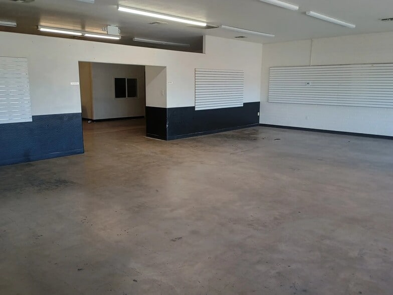 11357 E Apache Trl, Apache Junction, AZ for lease - Interior Photo - Image 2 of 3