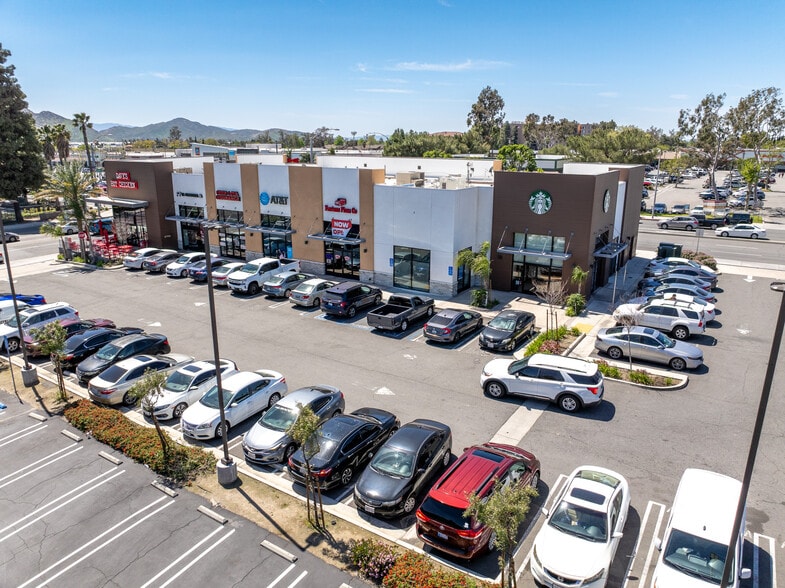 9885 Sierra Ave, Fontana, CA à louer - Photo du bâtiment - Image 2 de 6