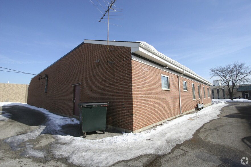 7040 N Ridgeway Ave, Lincolnwood, IL for lease - Building Photo - Image 2 of 8