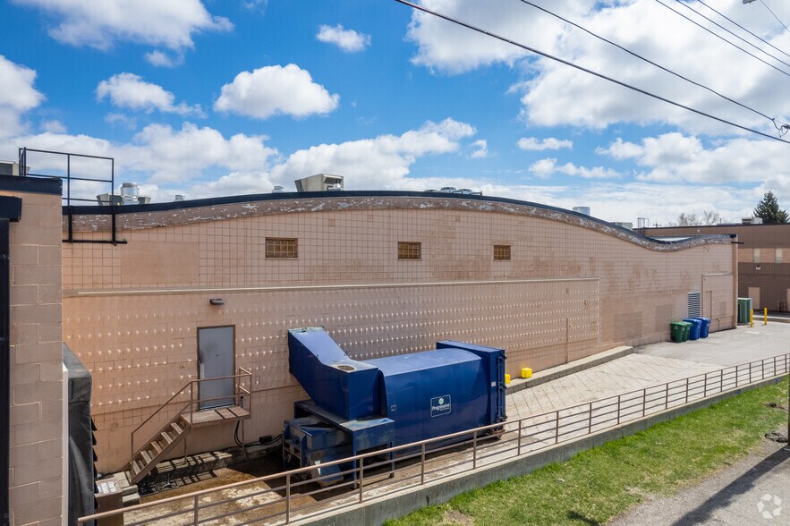 9919 Fairmount Dr SE, Calgary, AB à louer - Photo du bâtiment - Image 2 de 8