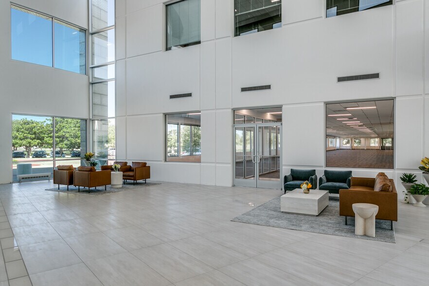 4200 Regent Blvd, Irving, TX à louer - Hall d’entrée - Image 2 de 10