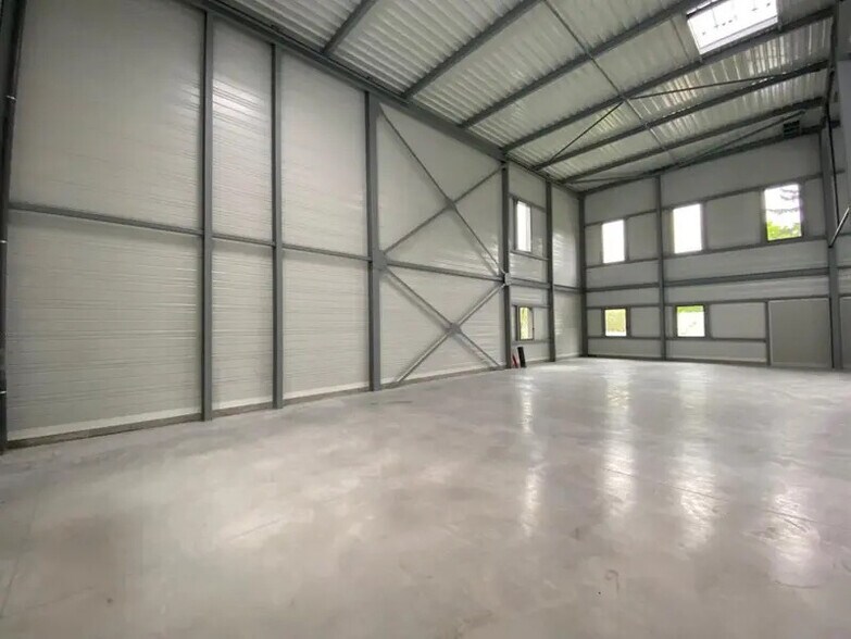 Flex in OULLINS-PIERRE-BÉNITE for lease - Building Photo - Image 2 of 5