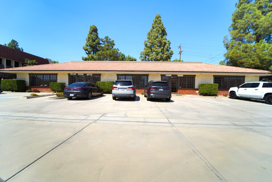 17409 Marquardt Ave, Cerritos, CA à vendre - Photo du bâtiment - Image 3 de 9