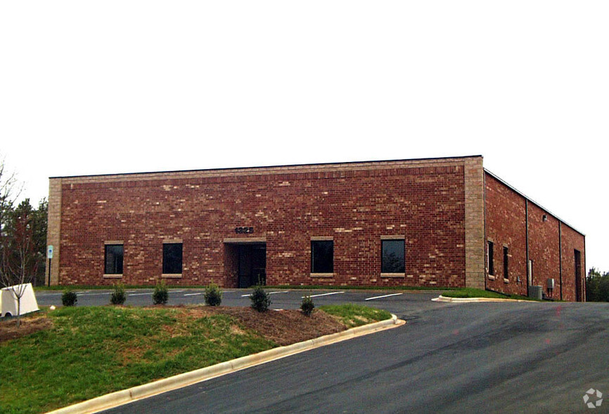 1325 Center Park Dr, Charlotte, NC for lease - Building Photo - Image 3 of 6