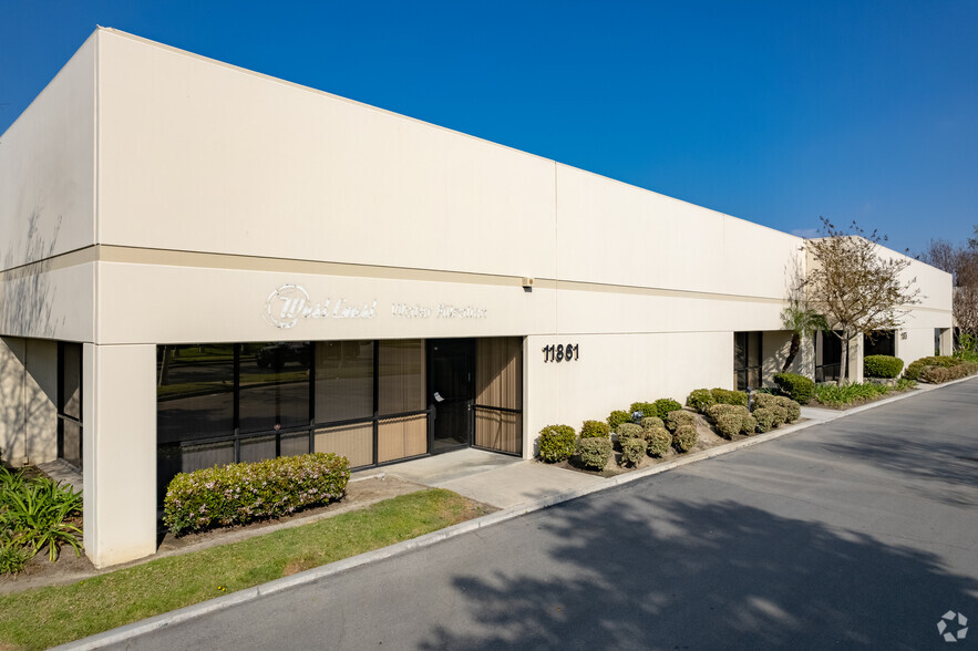 11861 Telegraph Rd, Santa Fe Springs, CA for lease - Building Photo - Image 1 of 5