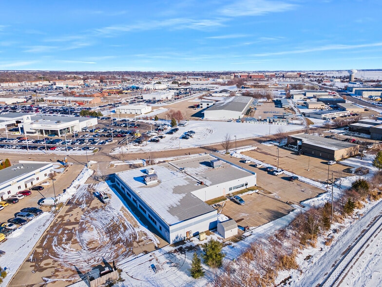 1615 Commerce Pky, Bloomington, IL for lease - Building Photo - Image 3 of 20