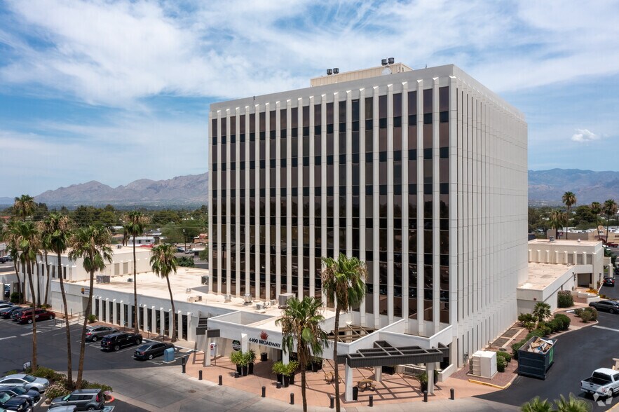 4400 E Broadway Blvd, Tucson, AZ à louer - Photo du bâtiment - Image 1 de 22