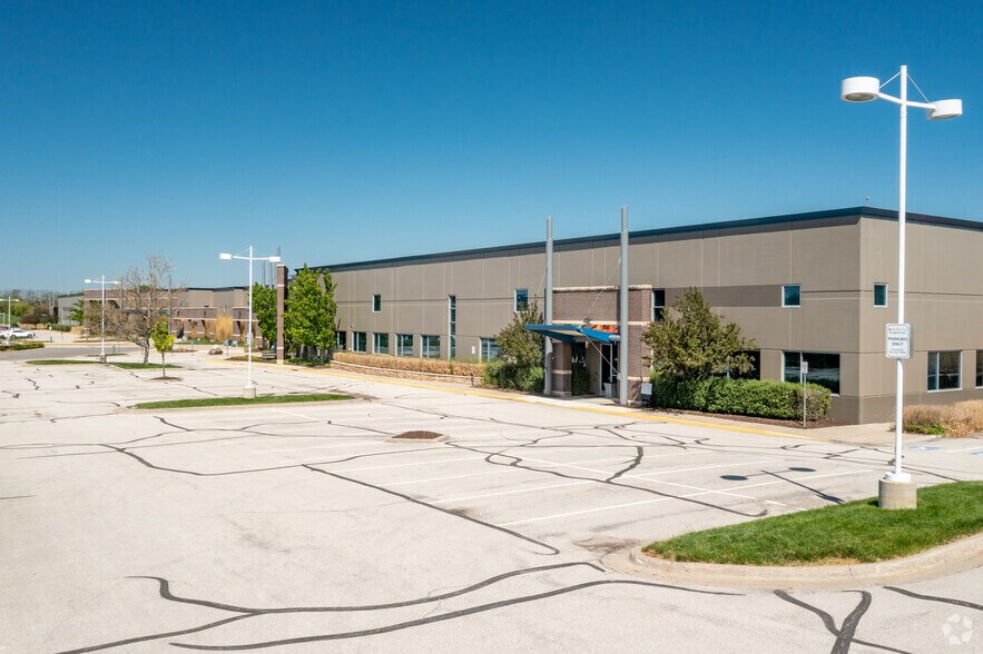 17100-17150 W 118th Ter, Olathe, KS à louer - Photo du bâtiment - Image 2 de 12