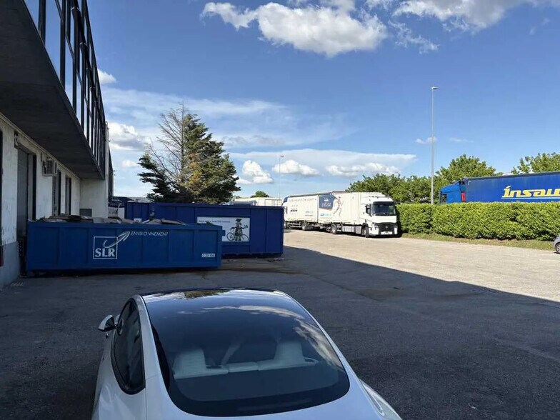 Flex dans Genas à louer - Photo du bâtiment - Image 2 de 8