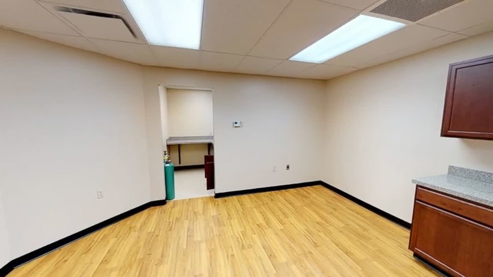 6121 SW 12th St, Topeka, KS à vendre - Vidéo sur l’inscription commerciale - Image 2 de 6